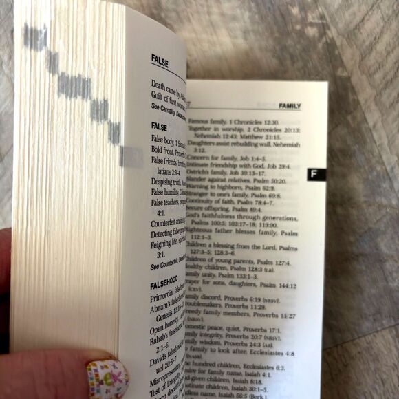 Nelson's Comfort Print Book WHERE TO FIND IT IN THE BIBLE A-Z 9.5"H x 1.5"D - Picture 3 of 3